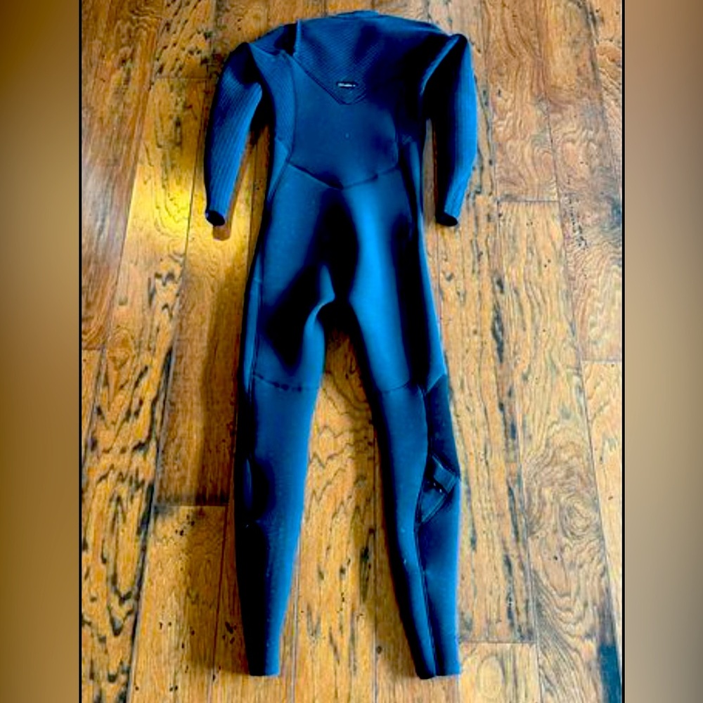 Get ready for fall! O'Neill 4/3+ Hyperfreak front zip wetsuit. Size small.